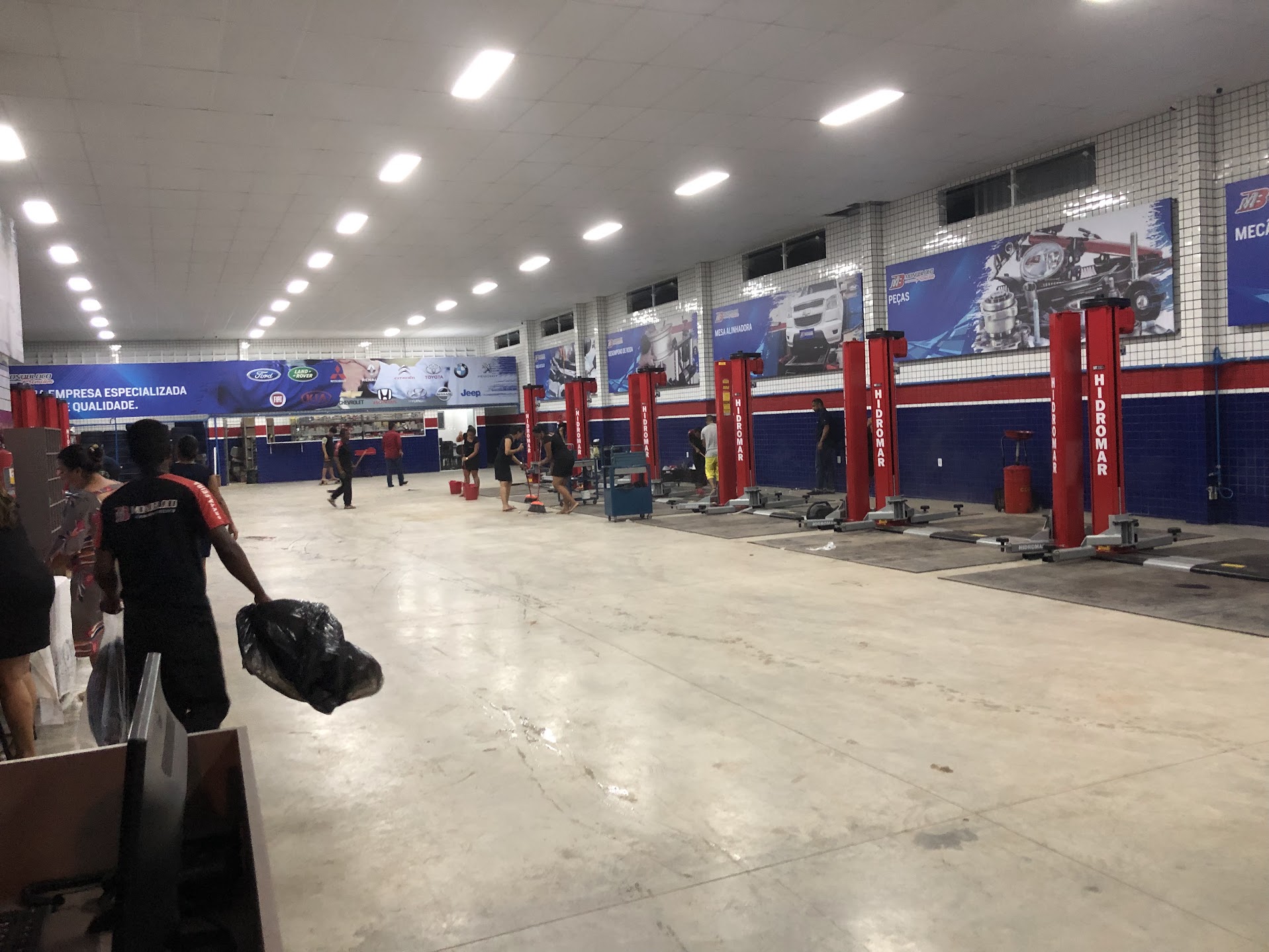 Espaço amplo de oficina automotiva já organizado